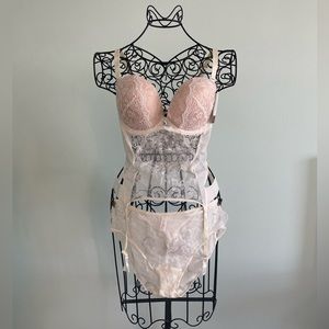 Corset and bikini set in off white.